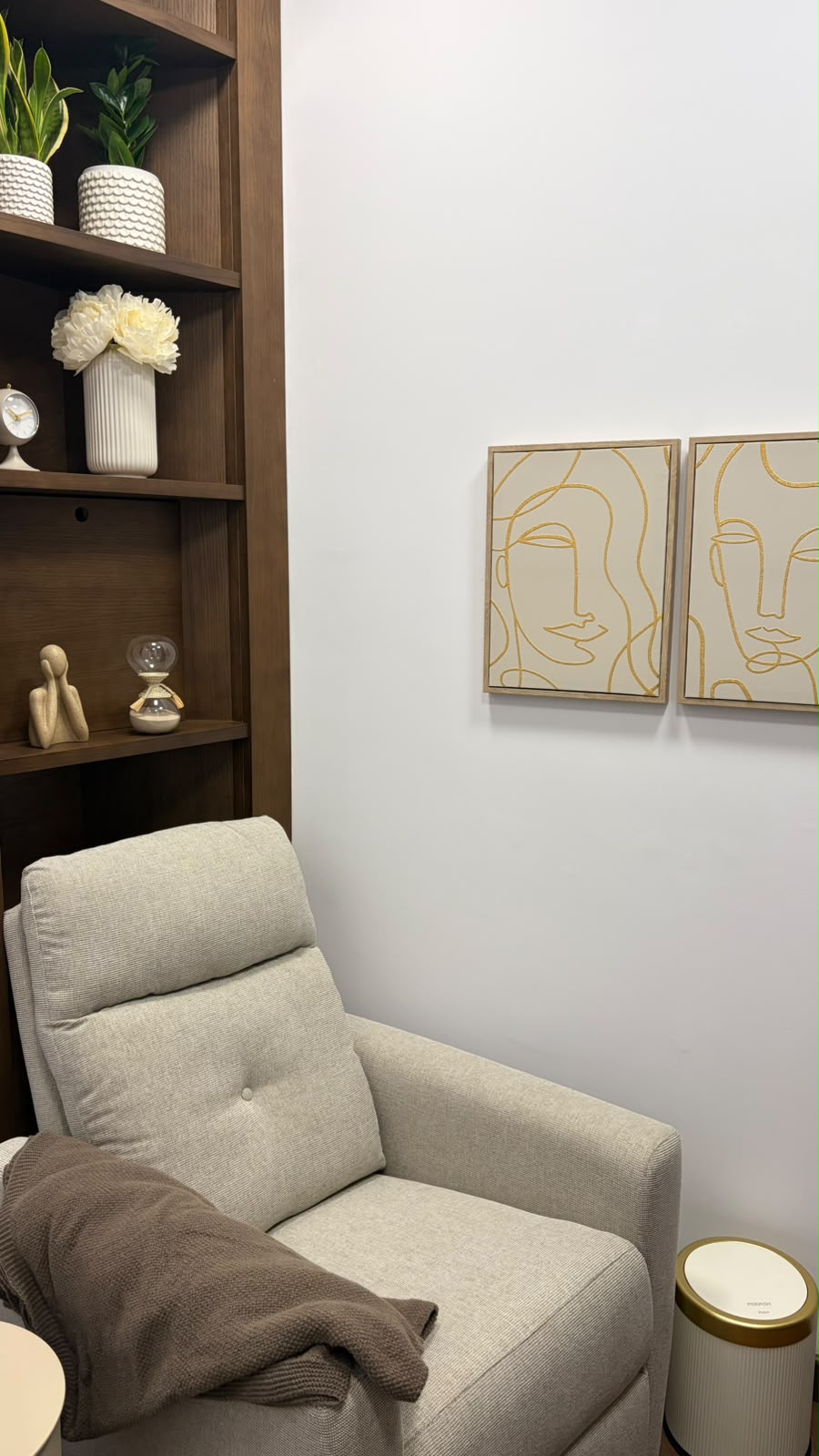 Ambiente acolhedor com poltrona e luz natural